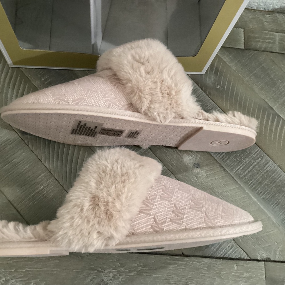MICHAEL MICHAEL KORS Women's Tula Scuff Slip-On Cozy Slippers, size 10 - Picture 3 of 7